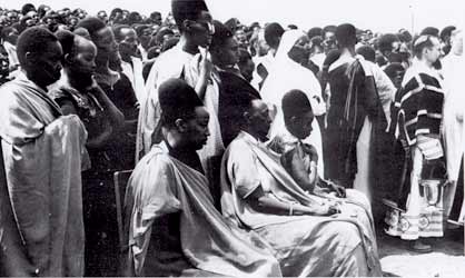 La mère et la veuve de Rudahigwa pendant la cérémonie de funérailles du mwami, en 1959